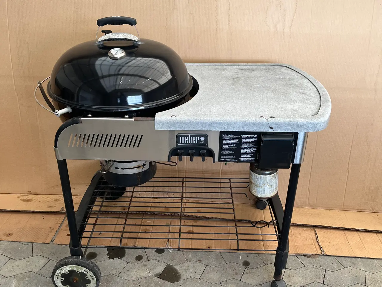 Billede 1 - Weber kulgrill. På hjul  med bord