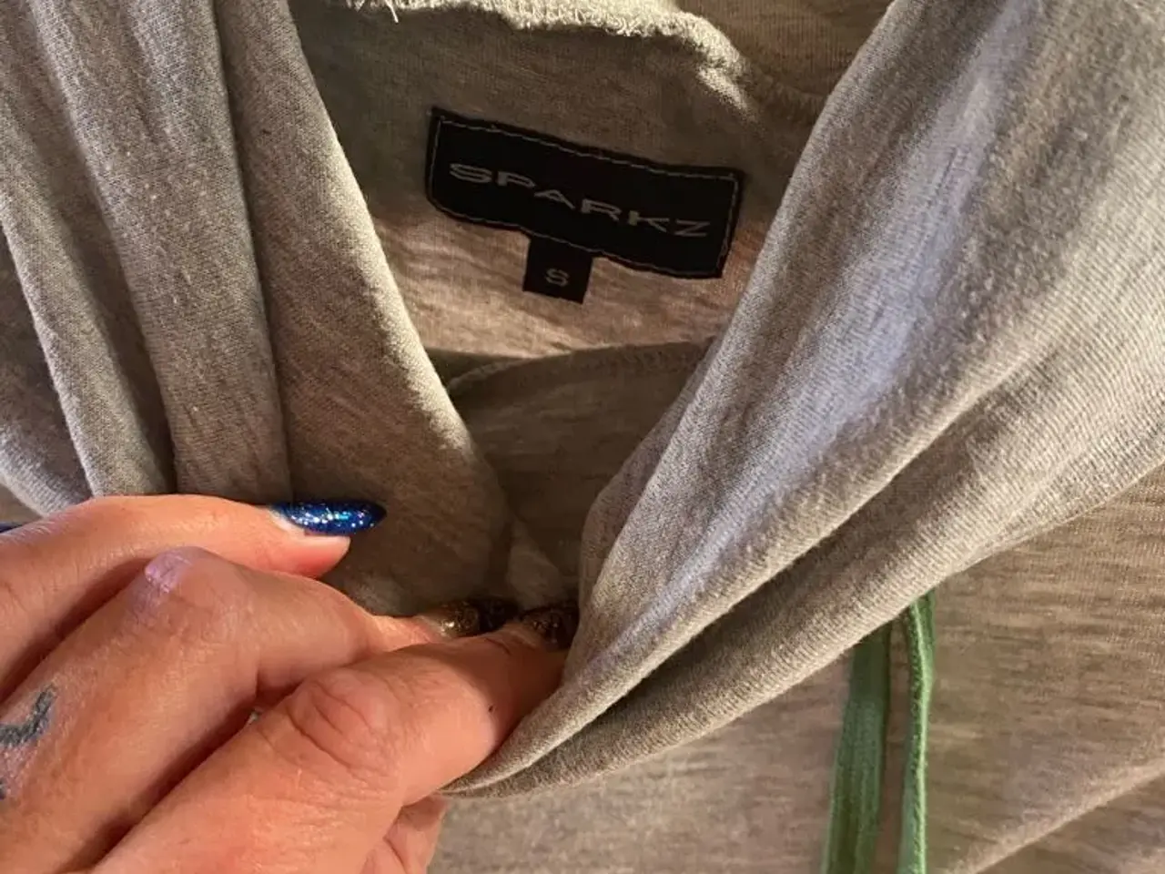 Billede 2 - Flot grå sparkz bluse str S