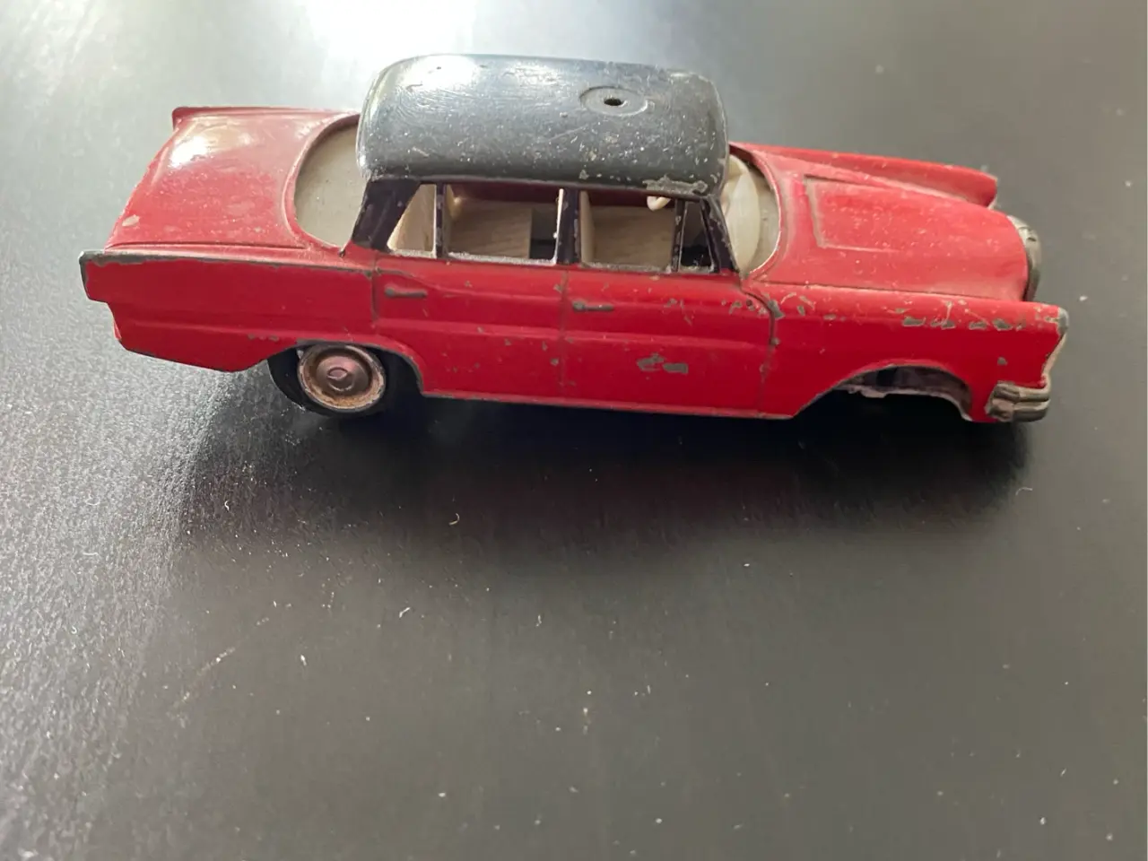 Billede 1 - Tekno Mercedes-Benz 220 S legetøjsbil rød