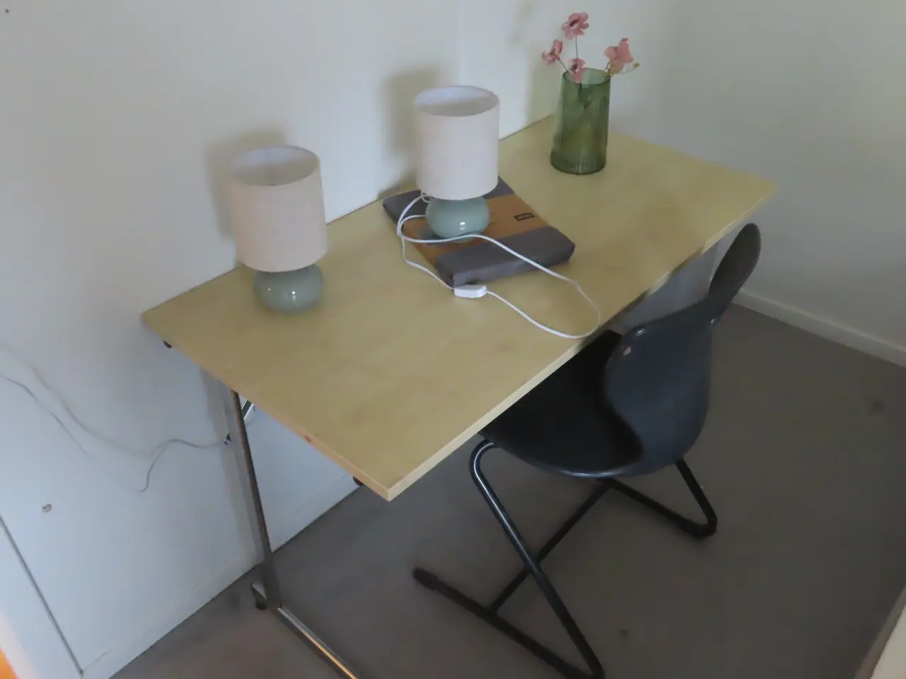 Billede 5 - Indhold på værelse af bord, seng, skab mv.