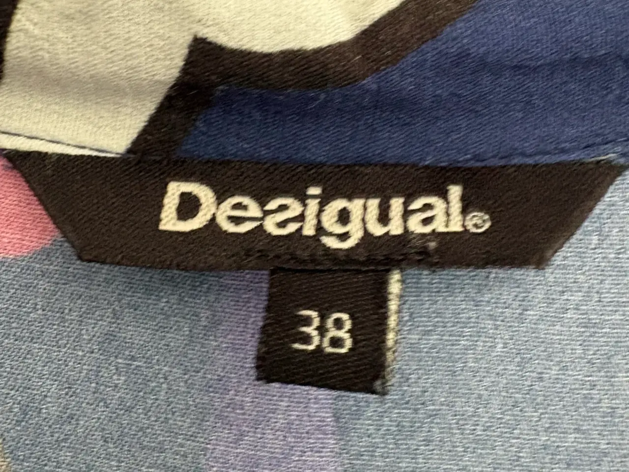Billede 3 - Fin kjole fra Desigual. 