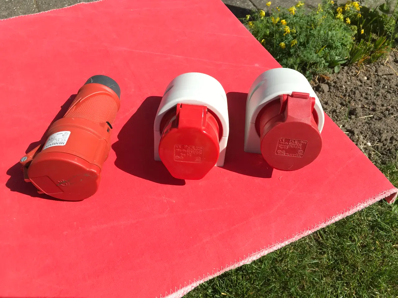 Billede 1 - 2, 16 AMP væg udtag og et 16 AMP hunstik
