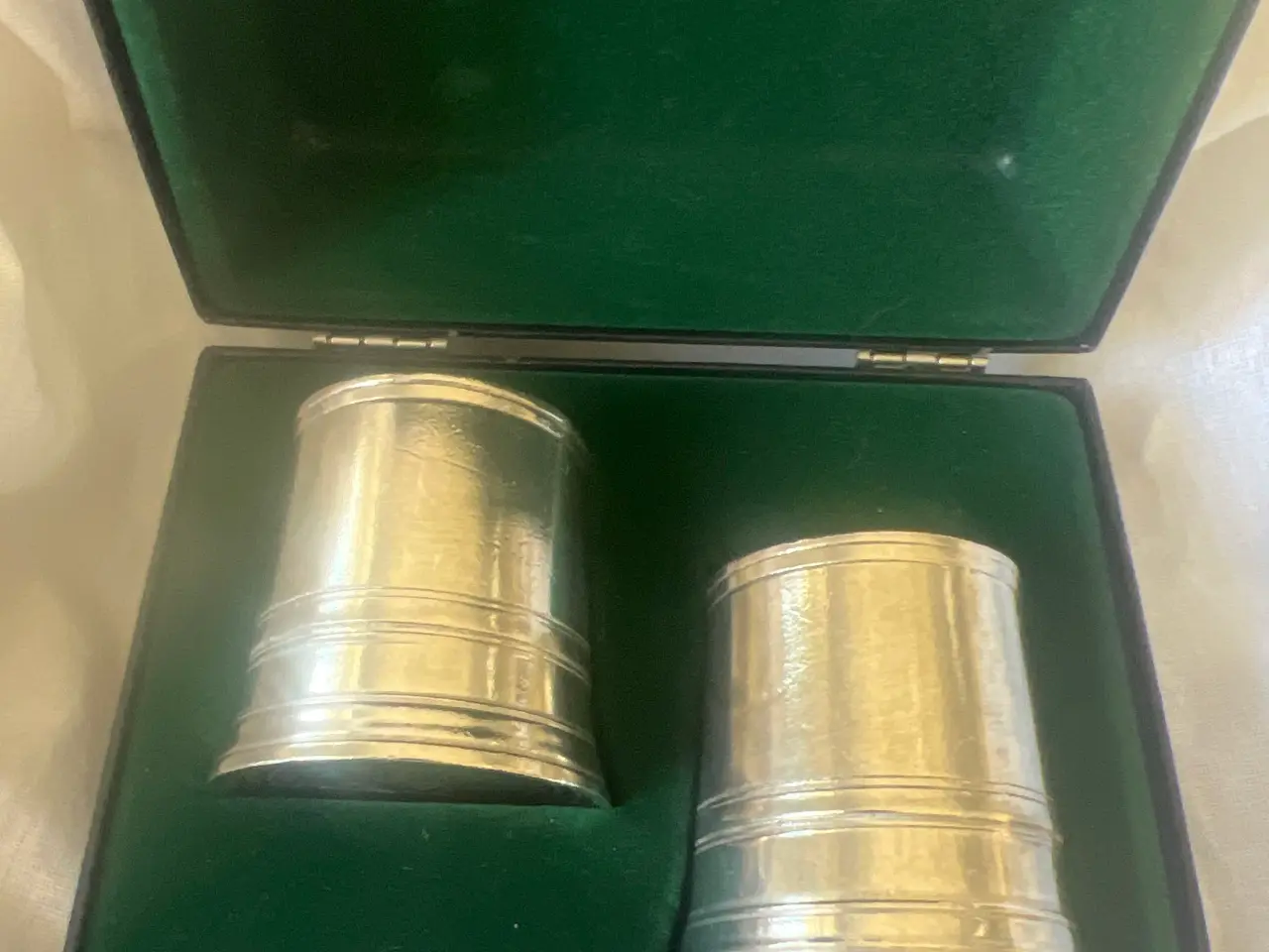 Billede 1 - 2 hånd støbte tin krus