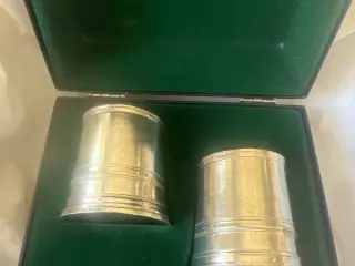 2 hånd støbte tin krus