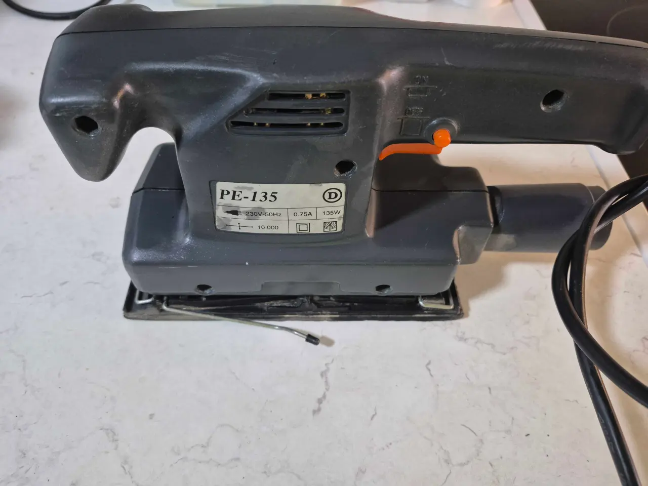 Billede 1 - Rystepudser PE-135 med en effekt på 135W. Den oper
