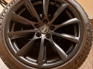 Alufælge til Tesla model 3, monteret med vinterdæk