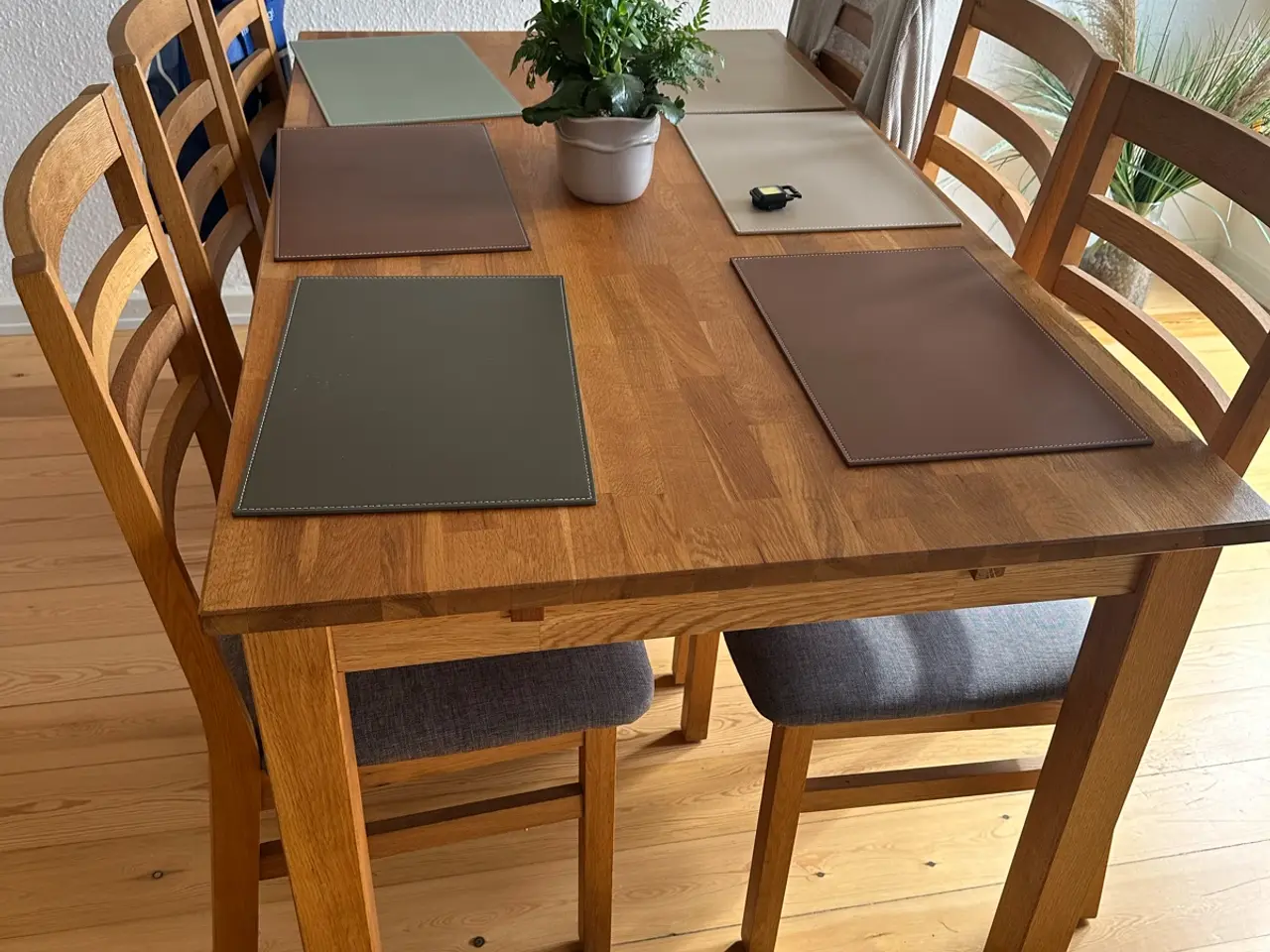 Billede 1 - Spisebor med stole