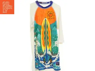 UV-bluse med surfingmotiv fra Sunislove (str. 152)