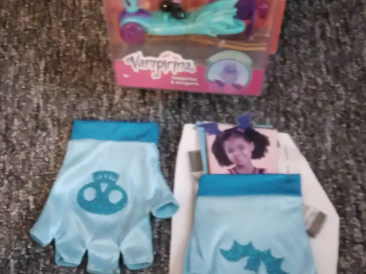 Billede 2 - Vampirina & Gregoris (ny) og Vampirina handsker