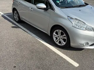 Peugeot 208 1,2 VTi Allure Sky