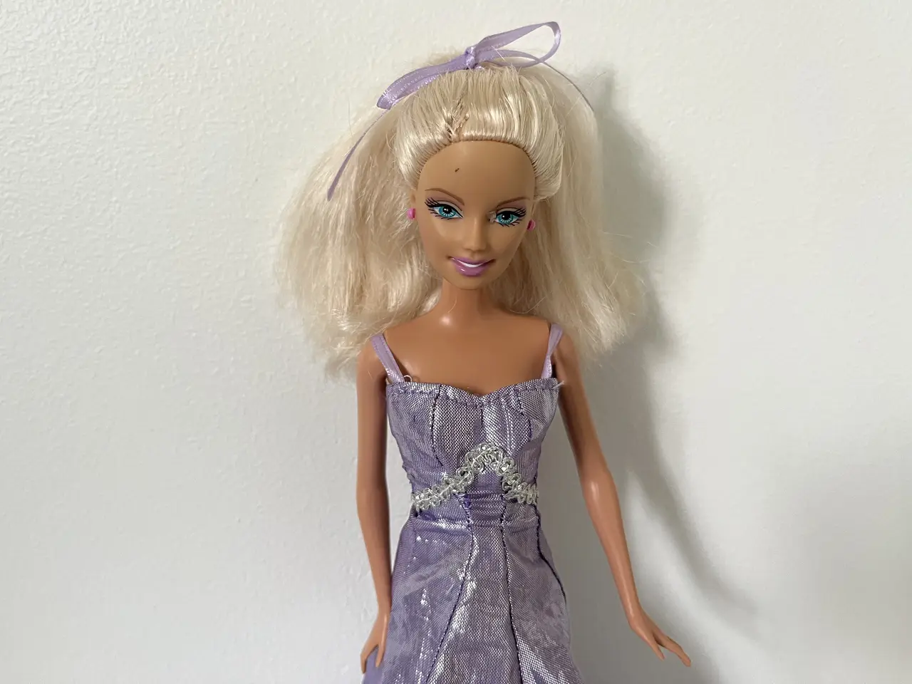 Billede 2 - Barbiedukke i lilla kjole