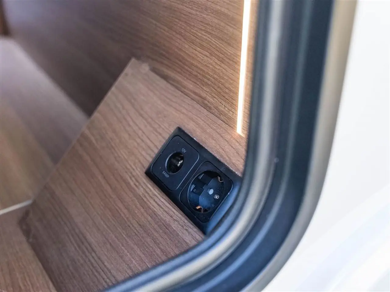 Billede 26 - 2027 - Benimar Tessoro 481 Northautokapp Under 6 meter med enorm plads indvendig
