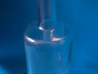 Flot klar glasflaske med plastprop – 50 cl / 0,5 L