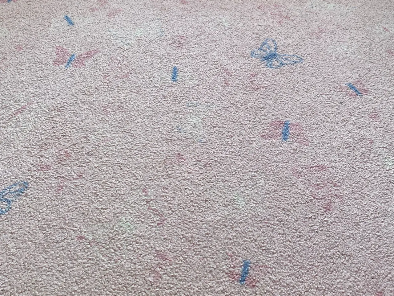 Billede 8 - Lyserødt børnetæppe med sommerfugle til salg
