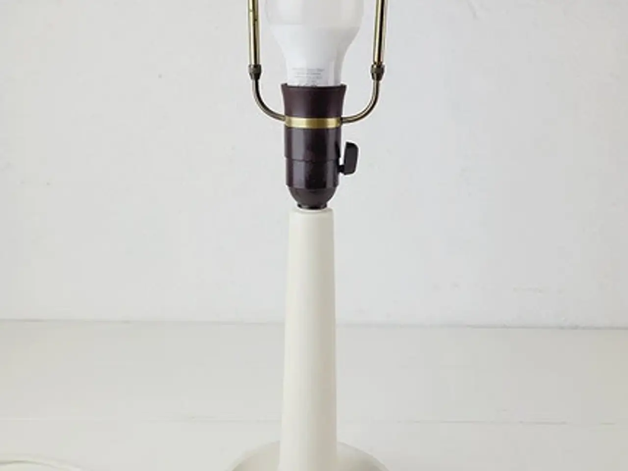 Billede 2 - ⭐️ Retro Hvid Keramisk Bordlampe: Tidsløs Skønhed 