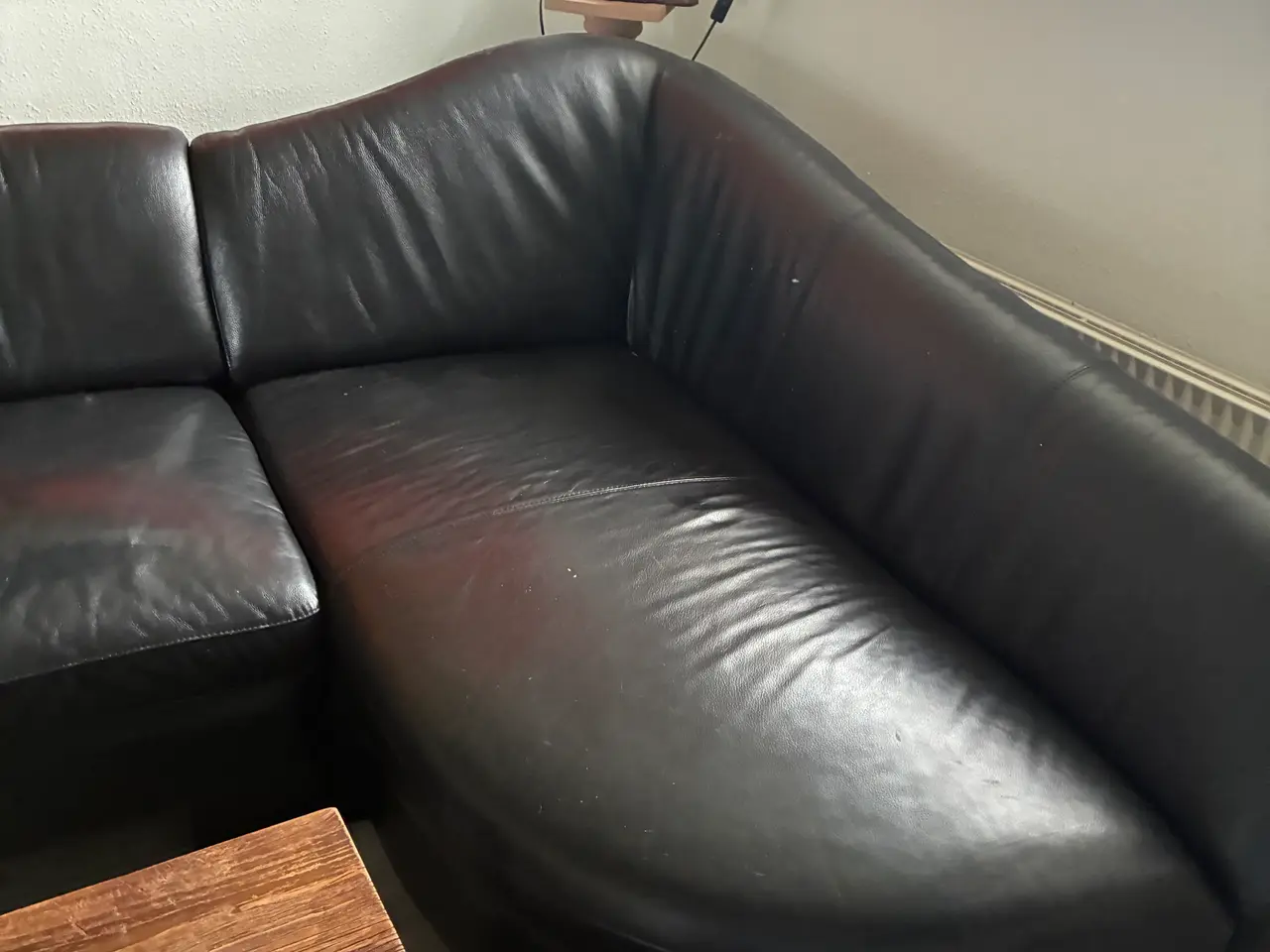 Billede 3 - Sofa i tyk sort læder