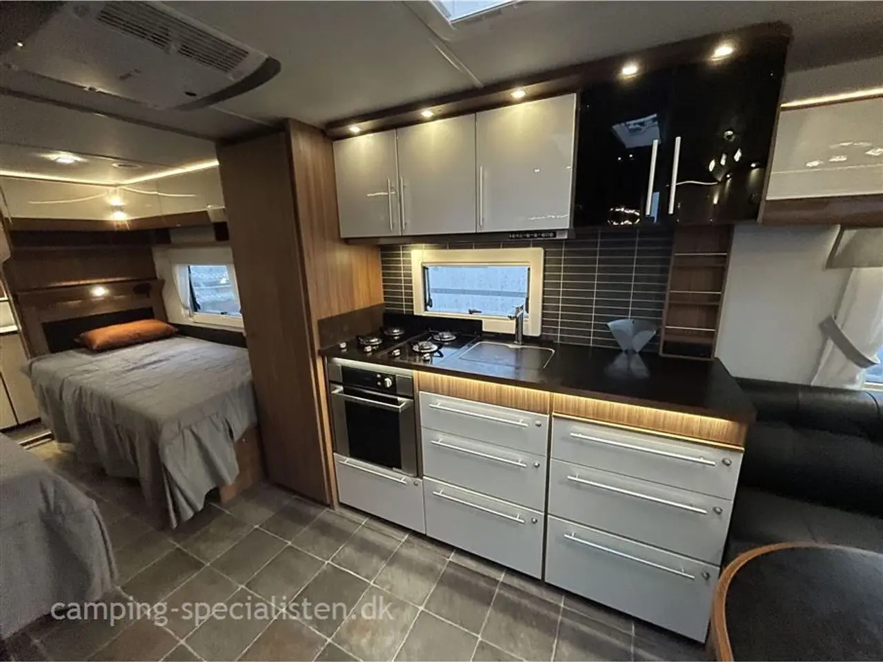 Billede 5 - 2020 - Polar Customized 680 Polar Customized 680 med enkeltsenge og endebadeværelse model 2020 - kan nu ses hos Camping-Specialisten.dk
