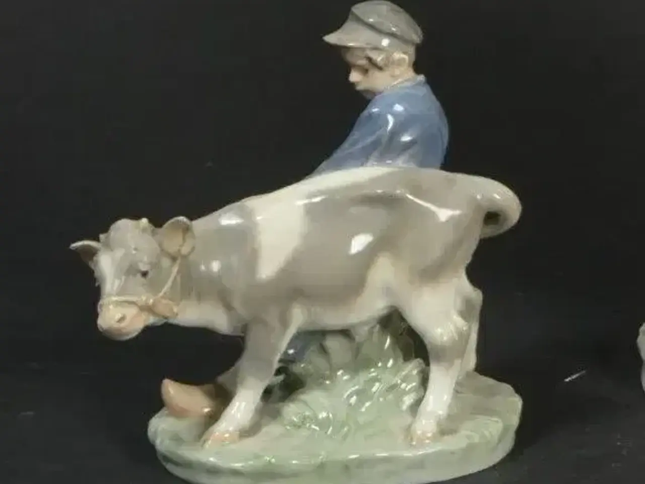 Billede 5 - Dreng med Kalv, figur fra Royal Copenhagen