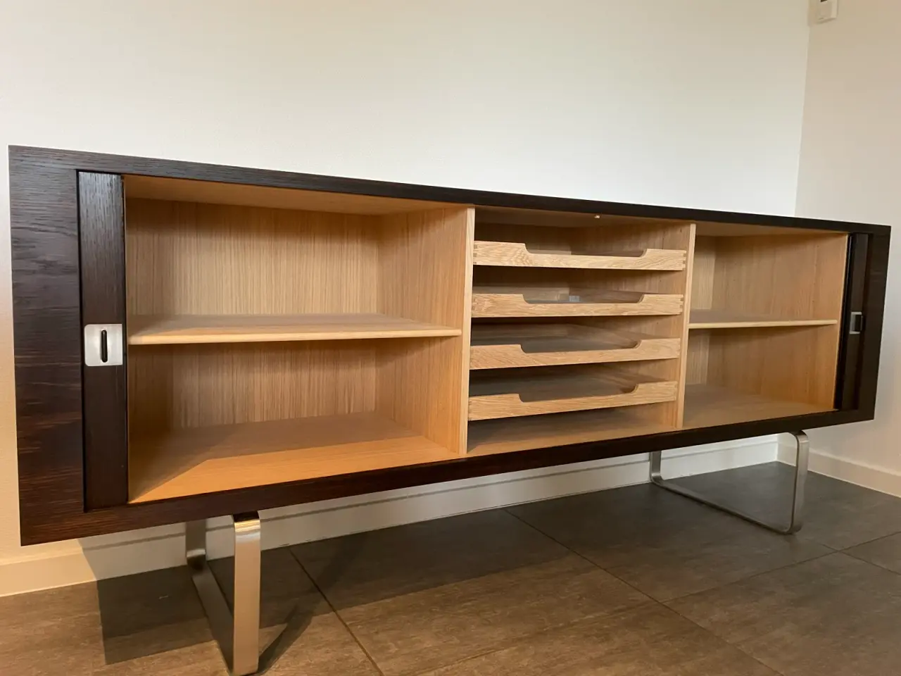 Billede 2 - Nyere Hans J. Wegner skænk i røget eg/olie