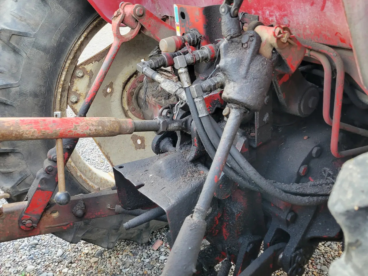 Billede 13 - Traktor IH 685 XL  – påhængsvogn og redskaber