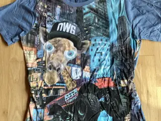 Støvblå t-shirt med print foran.