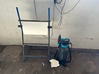 Papirdispenser samt tryksprøjte