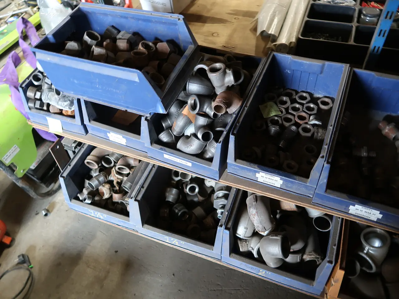 Billede 7 - Div. fittings på reol