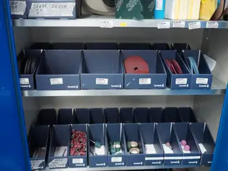 Diverse slibemateriale I skab