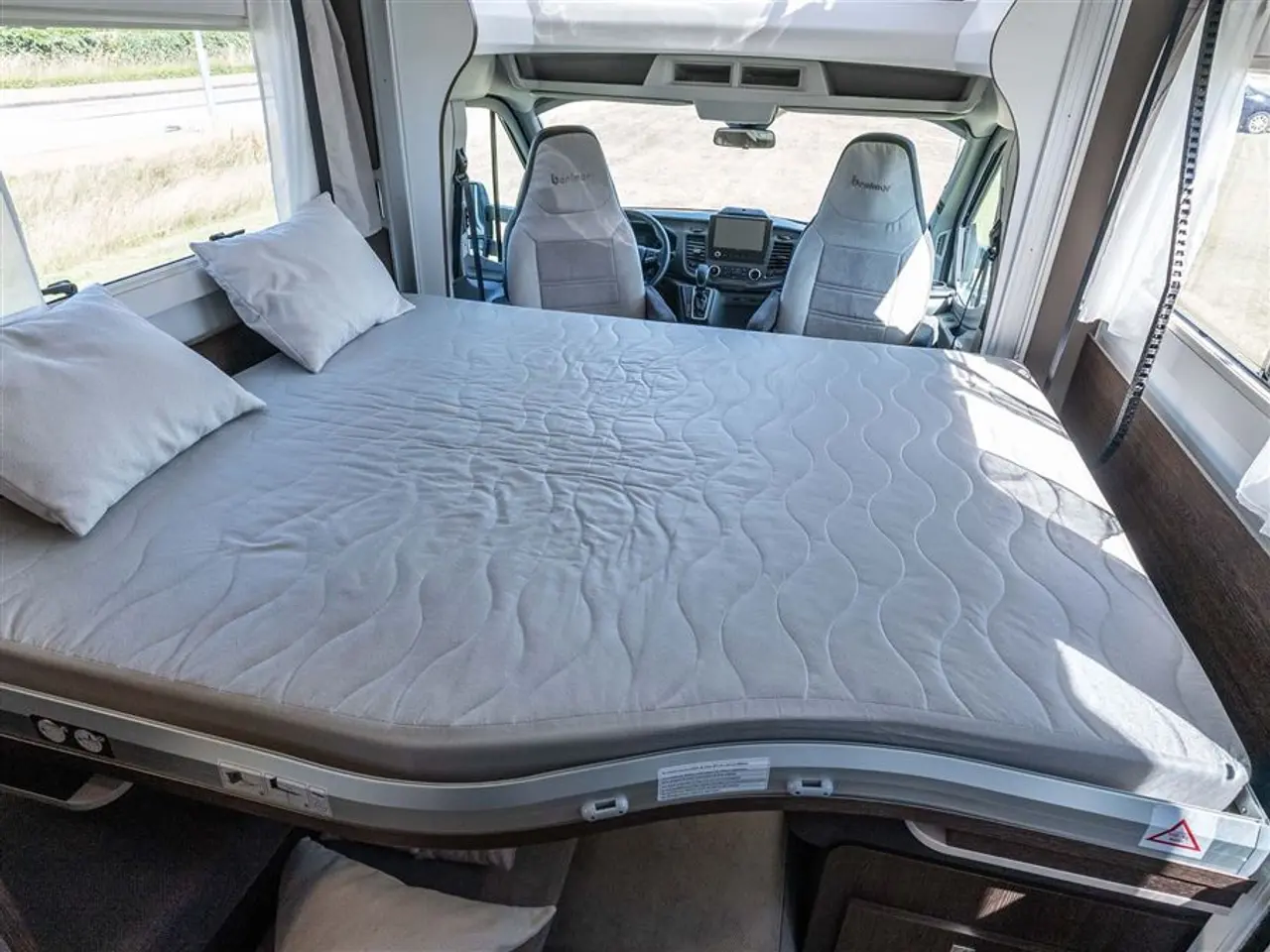 Billede 11 - 2022 - Benimar Tessoro 488 NK Rummelig camper med face-to-face siddegruppe