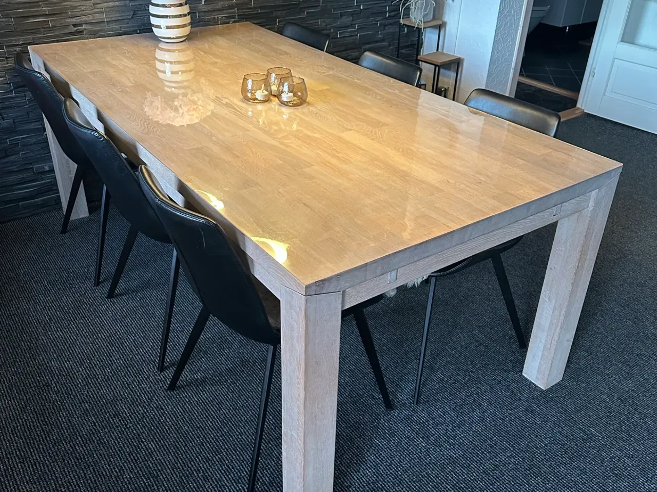 Billede 1 - Spisebord i massiv hvidolierret eg med 8 Hype stol