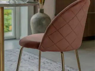 Stol i rosa velour med ben i messing look