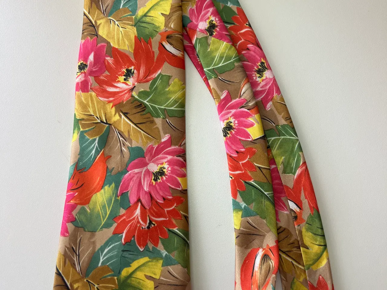 Billede 1 - Farverigt Slips. Længde: 142,5 Cm. 