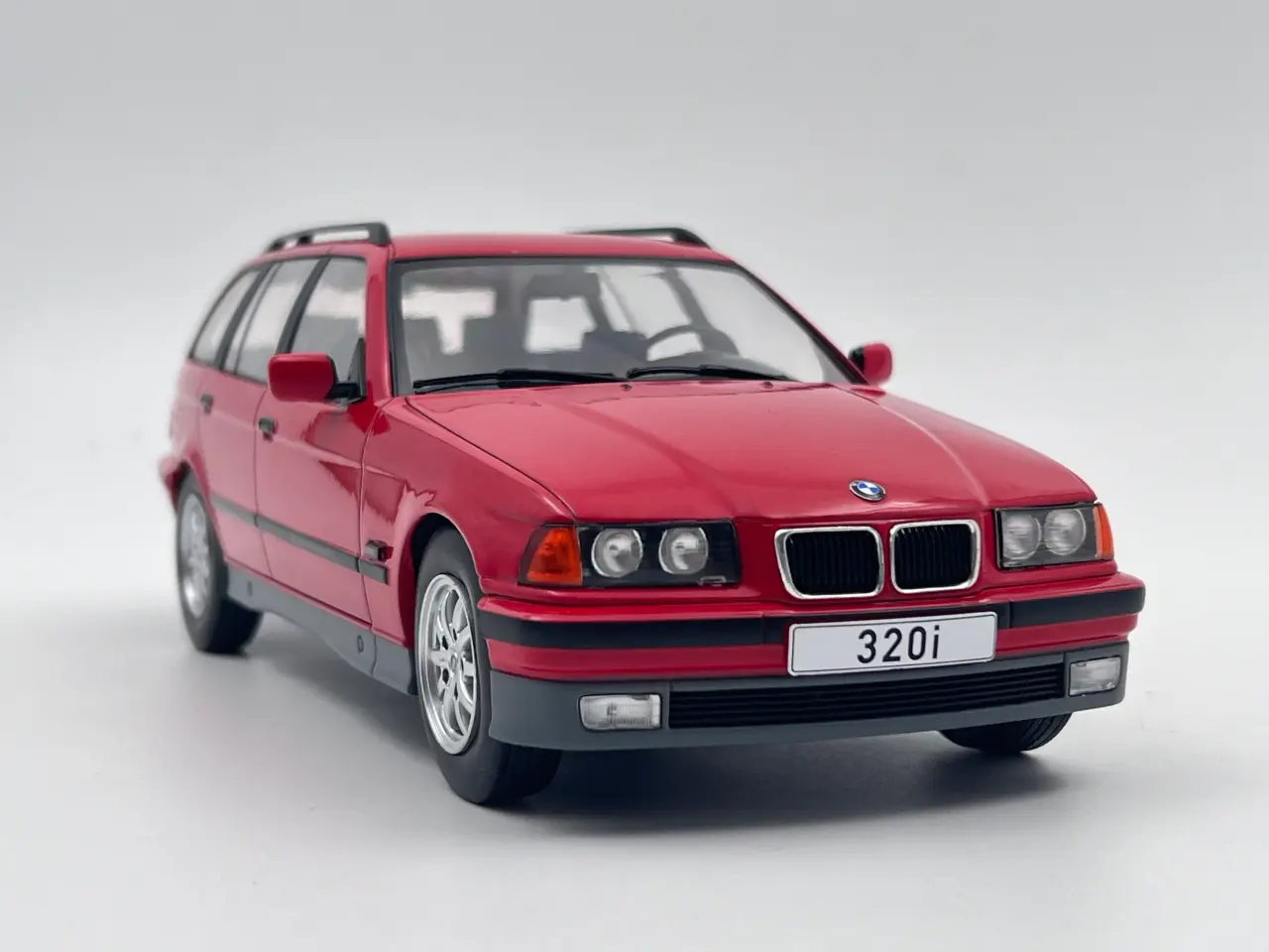 Billede 4 - 1995 BMW 320i Touring E36 1:18 Flot og detaljeret