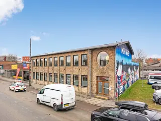 Højloftet lækkert kontor / showroom / galleri / personlig træning o.lign. på Amager
