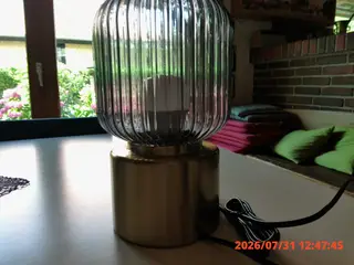 Fin IKEA bordlampe med rillet glas og messingfarve