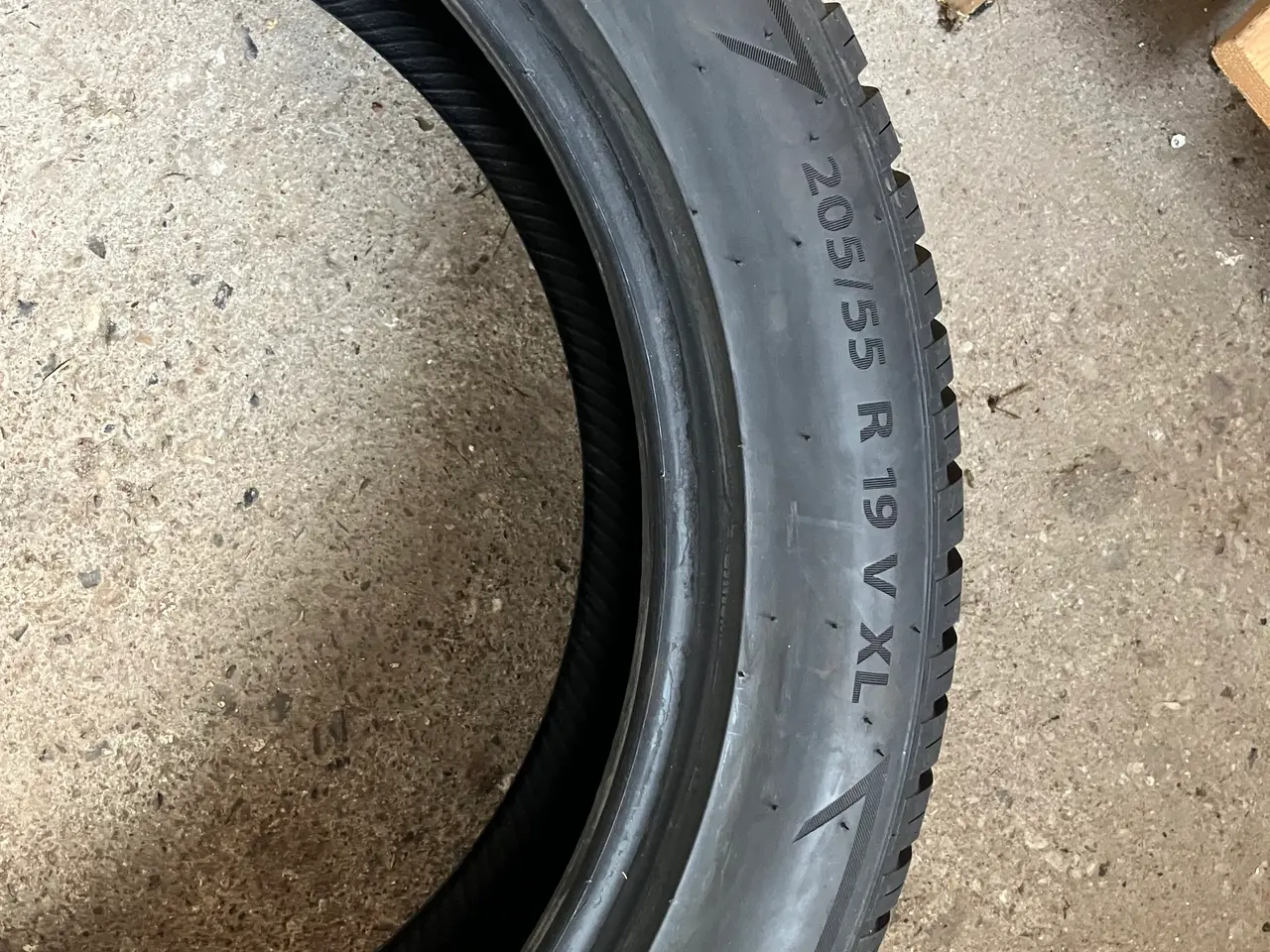 Billede 1 - Nye (1.500 km.) helårsdæk (205/55 R 19) sælges.