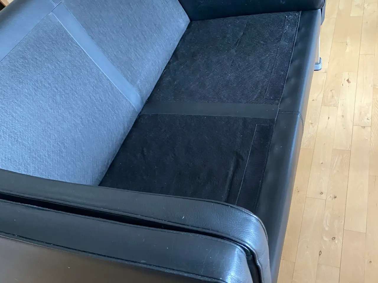 Billede 3 - 2 pers sofa sort læder/spalt.ben i børstet stål.  