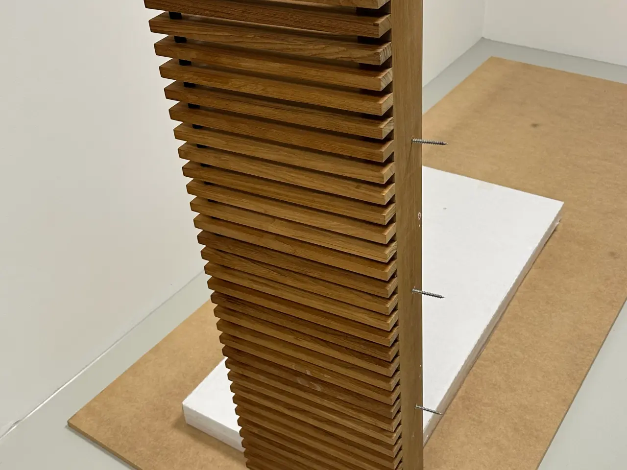 Billede 4 - Teak garderobehylde med knager – dansk design...