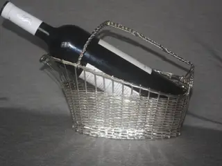 Fransk vin holder til at skænke vin