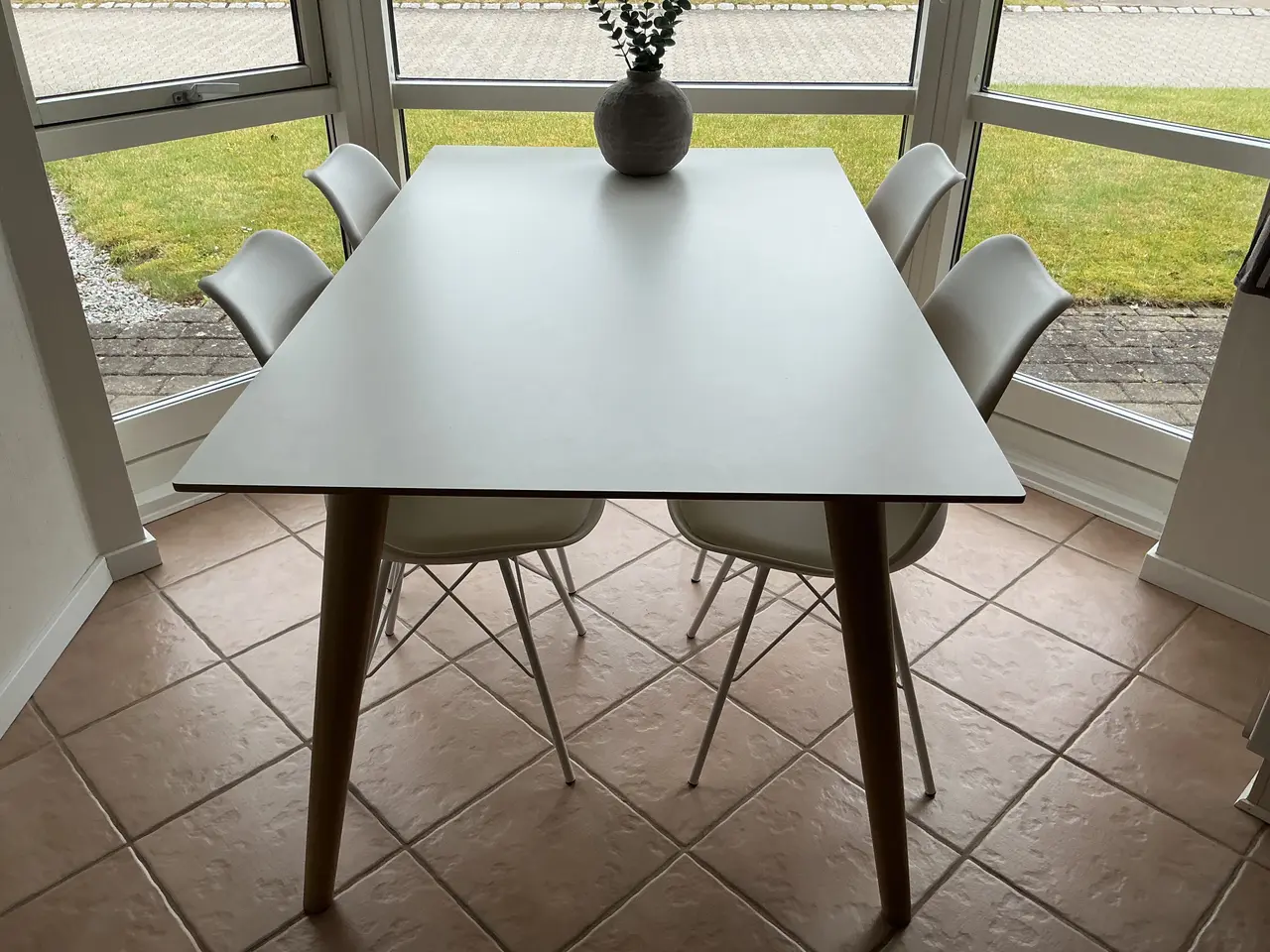 Billede 2 - Spisebord og 4 stole