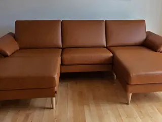 Lædersofa med chaiselong og puf