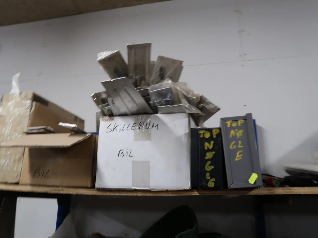 Billede 3 - Hylde med arbejdslamper m.m.