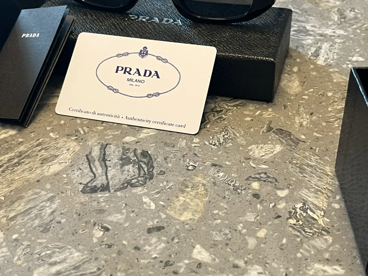 Billede 1 - Prada solbriller – sorte – med æske og kort