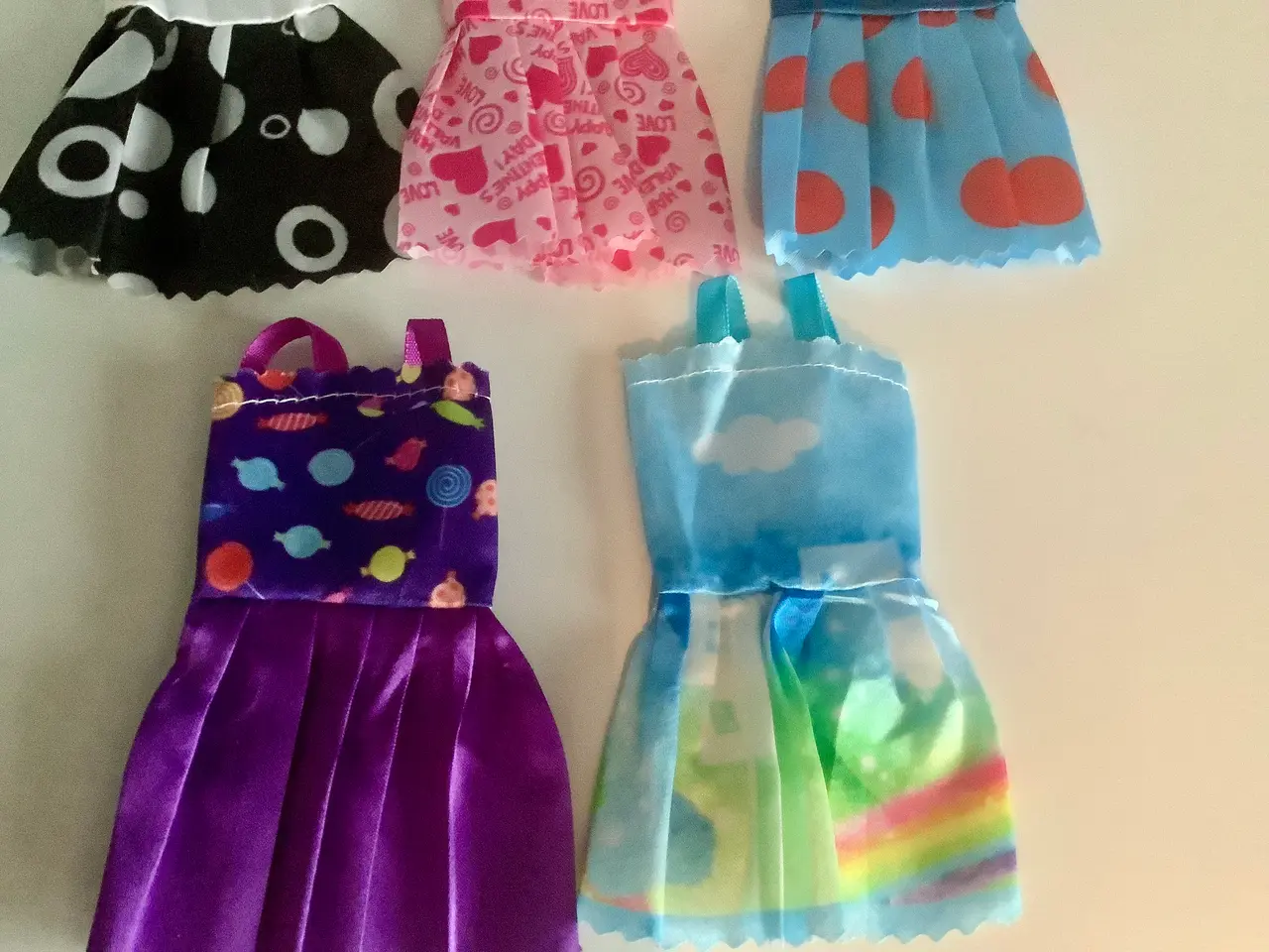 Billede 5 - Kjoler til Barbie.Prisen er for alle.