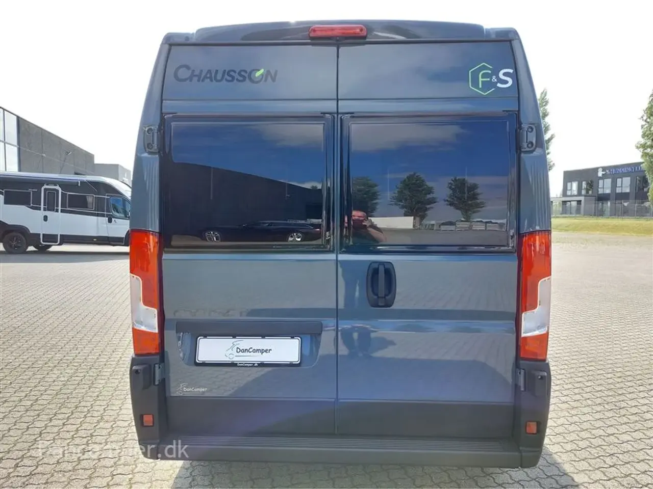 Billede 3 - 2025 - Chausson F&S Line    TILBUDSPRIS kr. 931.800,- SPAR kr. 21.600,- Van som familiecamper med 5 selepladser, pop-up og masser af sovepladser på kun 5,99 m længde.