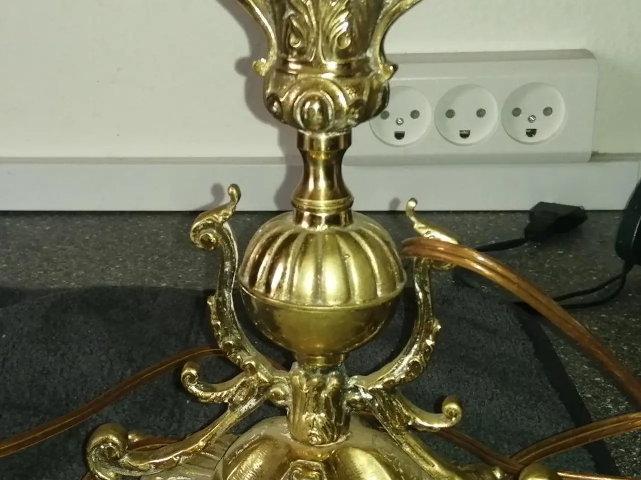 Billede 3 - TUNG MESSING BORDLAMPE, ROKOKO STIL I FLOT STAND