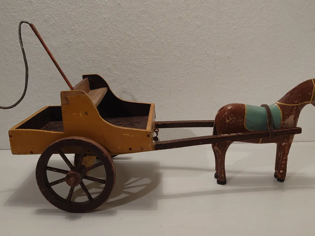 Billede 2 - Fængselslegetøj: Vogn med hest mm. Ca 1935. L 38cm