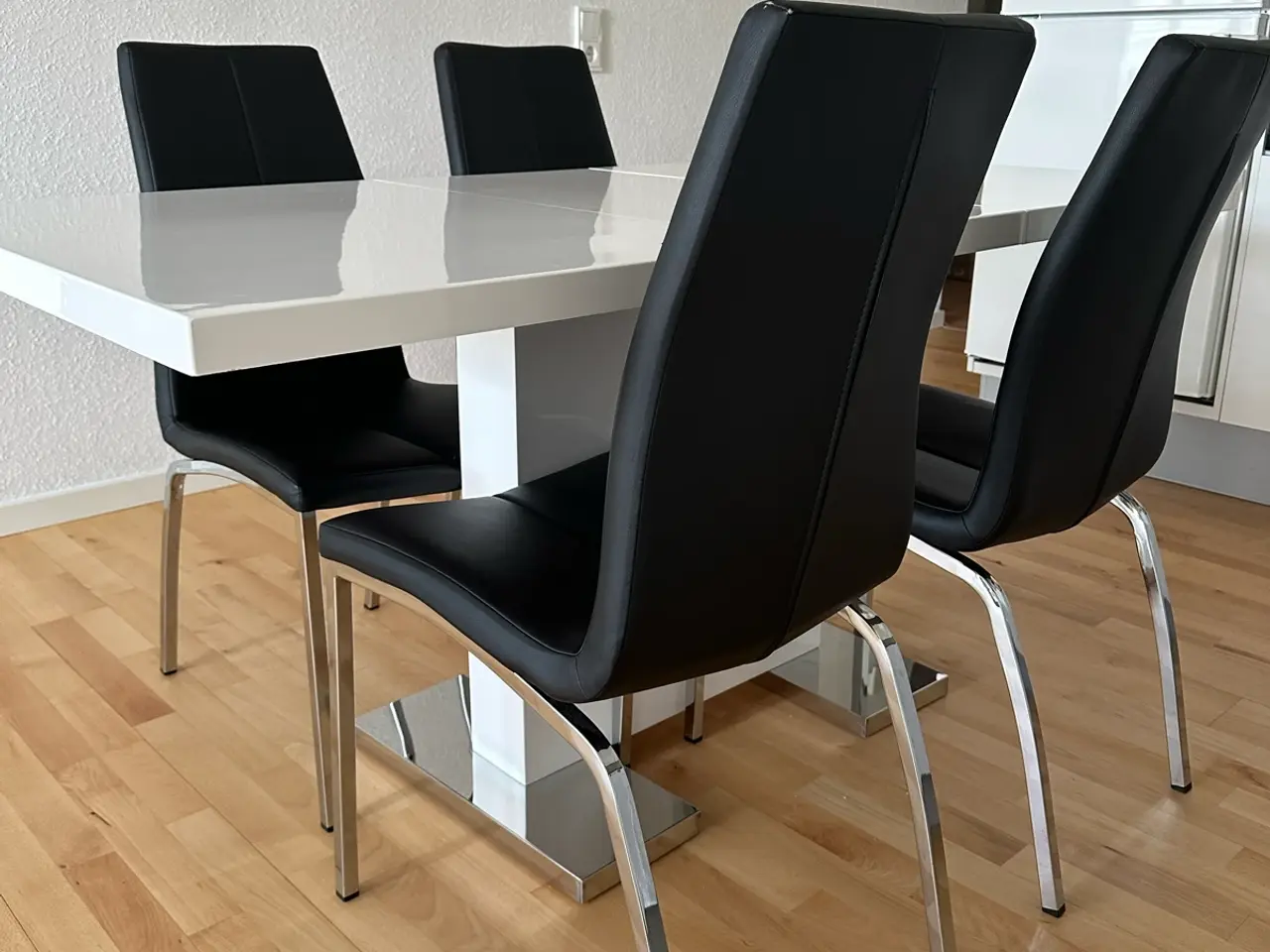 Billede 3 - Justerbart spisebordssæt - bord + 4 stole