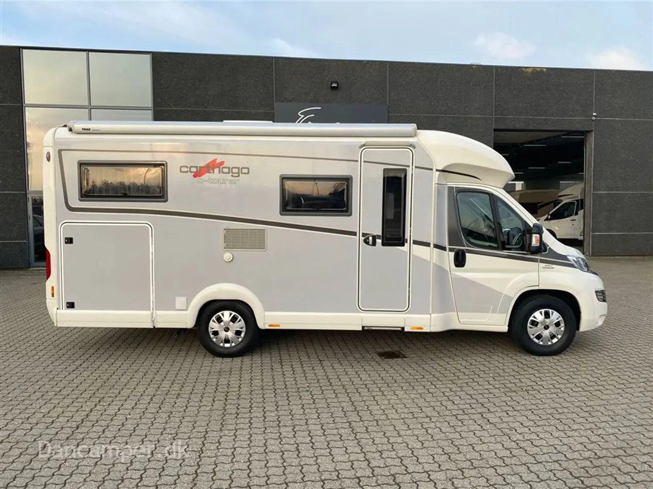 Billede 2 - 2016 - Carthago c-tourer T143 LE Luksus camper - med enkeltsenge og automatgear.