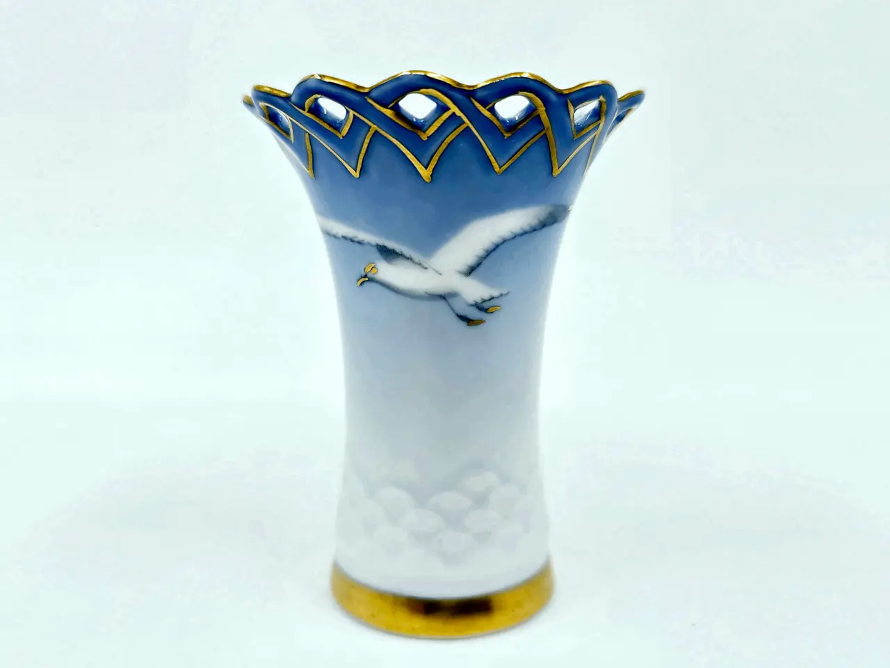 Billede 1 - Mågestel Violvase Med Blondekant nr. 171 Med Guldkant. 1 sortering